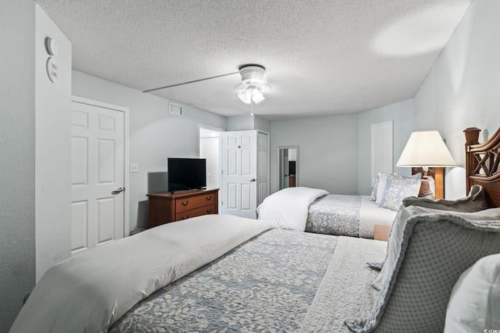 Ruime slaapkamer met 2 queensize bedden