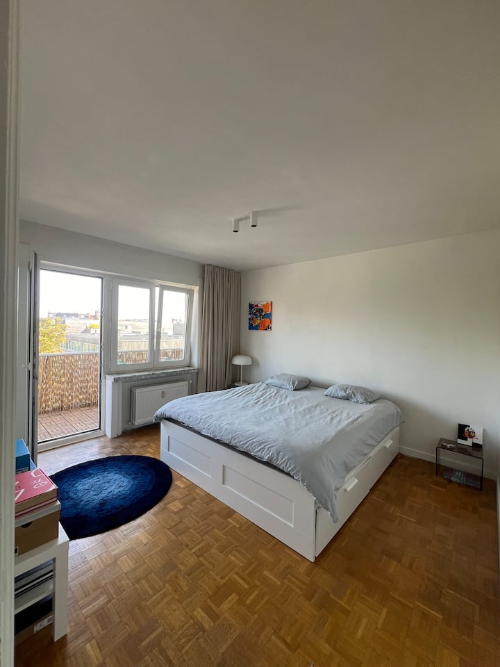 غرفة نوم مع إمكانية الوصول المباشر إلى الشرفة
