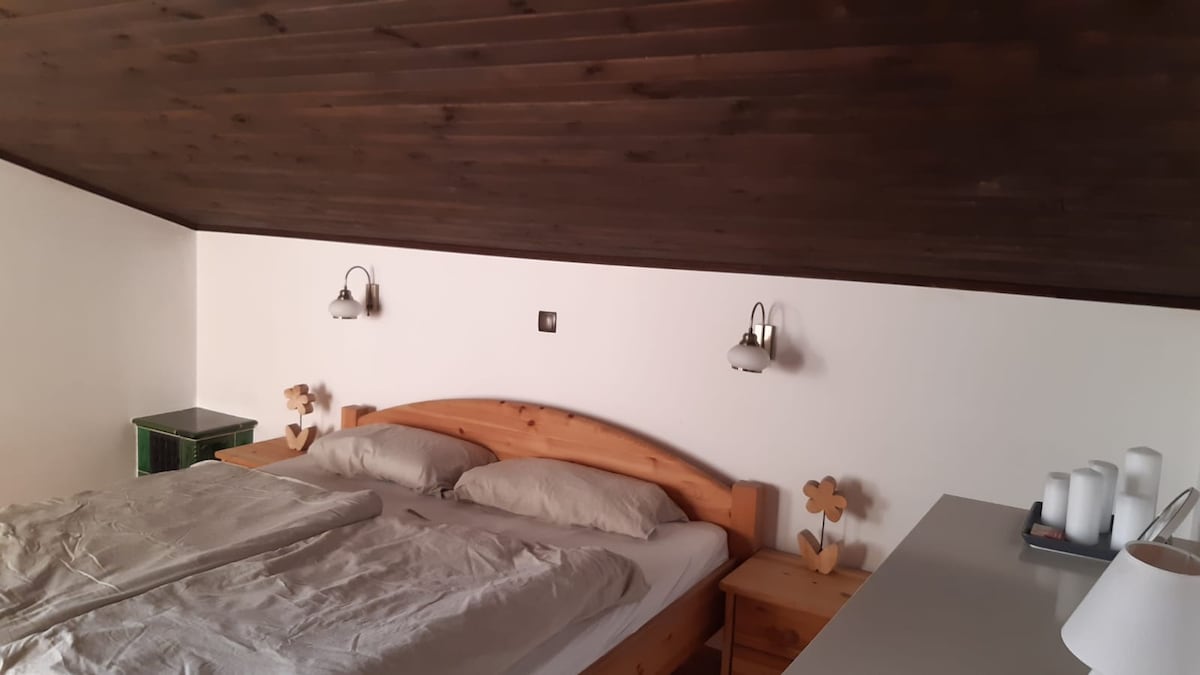 Slaapkamer 1 met groot tweepersoonsbed