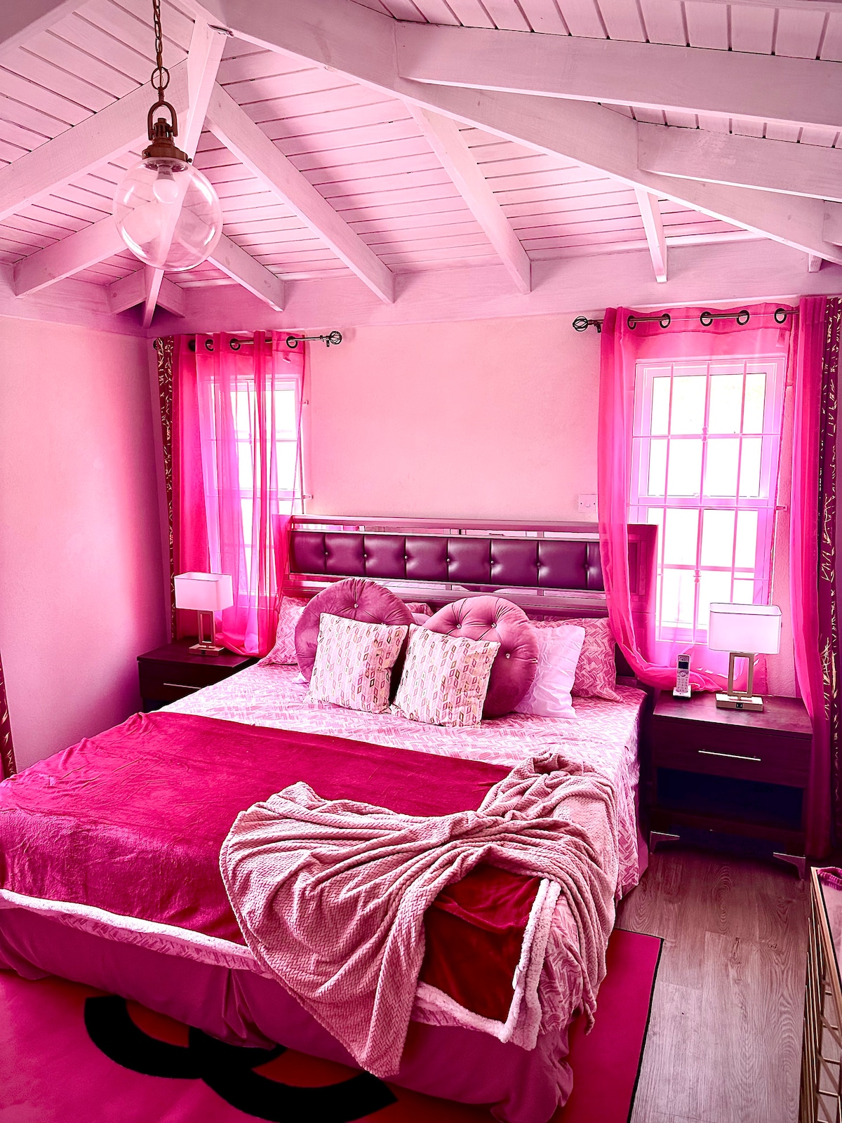 Cama tamaño king con sábanas de lujo y ambiente cálido y acogedor. Equipado con TV inteligente de 50'' y aire acondicionado