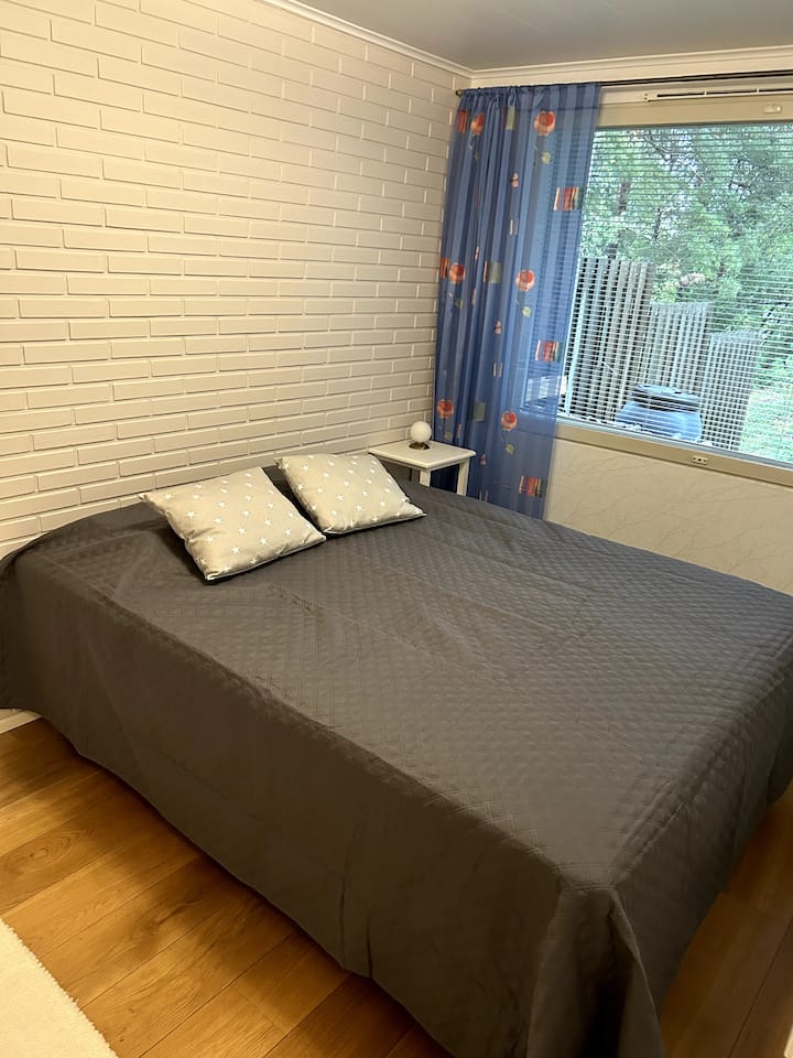 Spálňa je vybavená 160 cm širokou manželskou posteľou a 65 cm širokou posteľou.