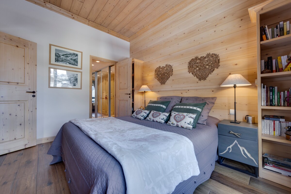 Chambre spacieuse dans un décor montagnard.