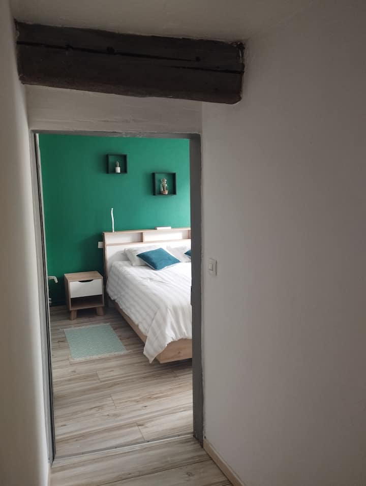 Habitación con cama king size de 160 x 200
Edredón, funda nórdica y sábana incluidas
Armario y cómoda para sus cosas personales
2 Mesas y lámparas de noche