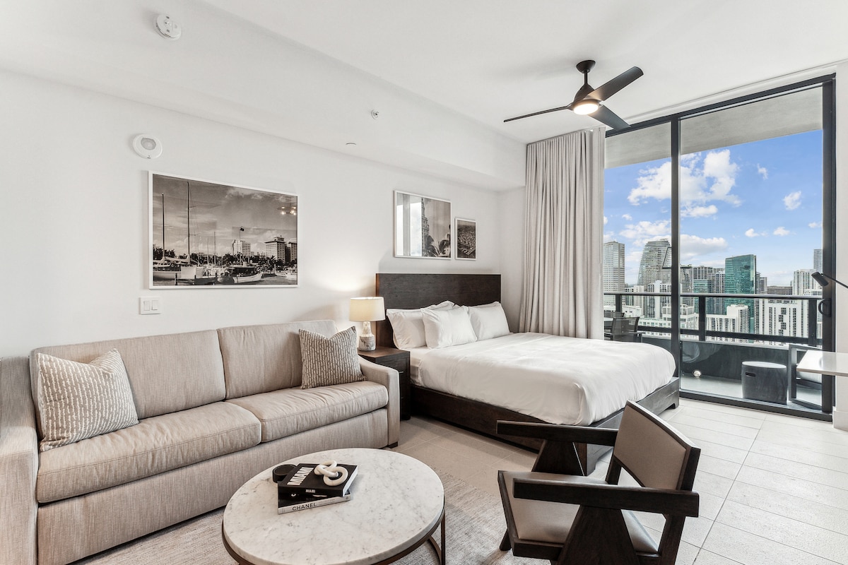 Acogedor condominio con un cómodo sofá cama, cama tamaño king, cocina y TV inteligente para tu escapada perfecta.