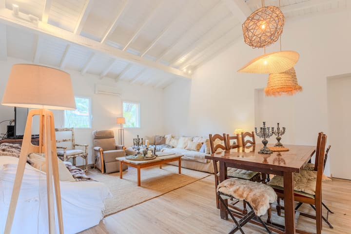 סלון גדול עם תקרת קתדרלה 