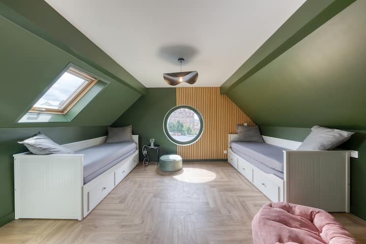 家庭房设有4张床和储物柜。 