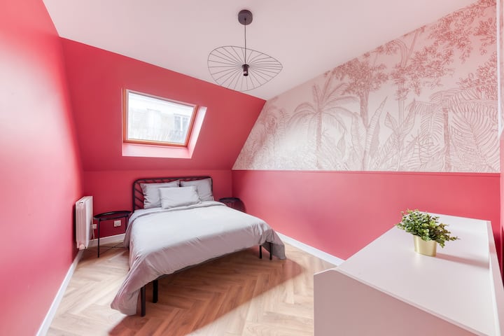 浪漫的房间。
配有大号双人床和储物柜。