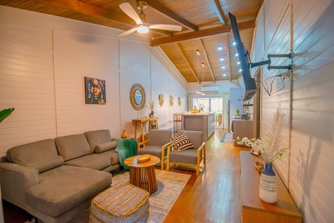 Cozy Villa wPool 5 min walk 2 beach near West Bay