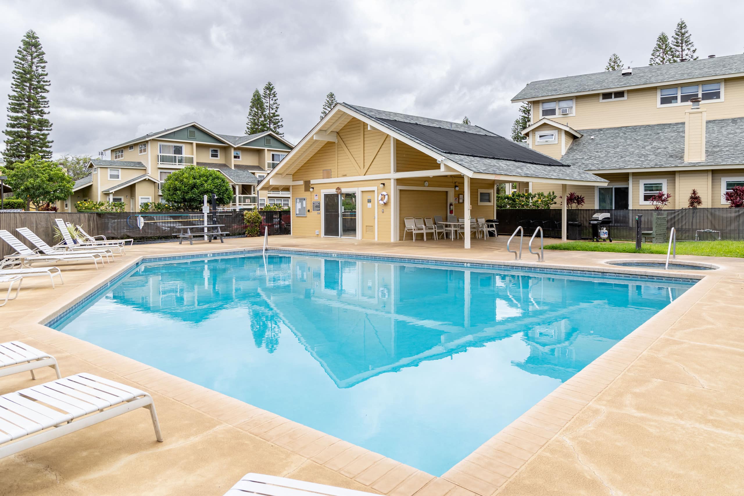 Spacious Condo with AC, Pool, Hot Tub, Near Beach - Photo 55
