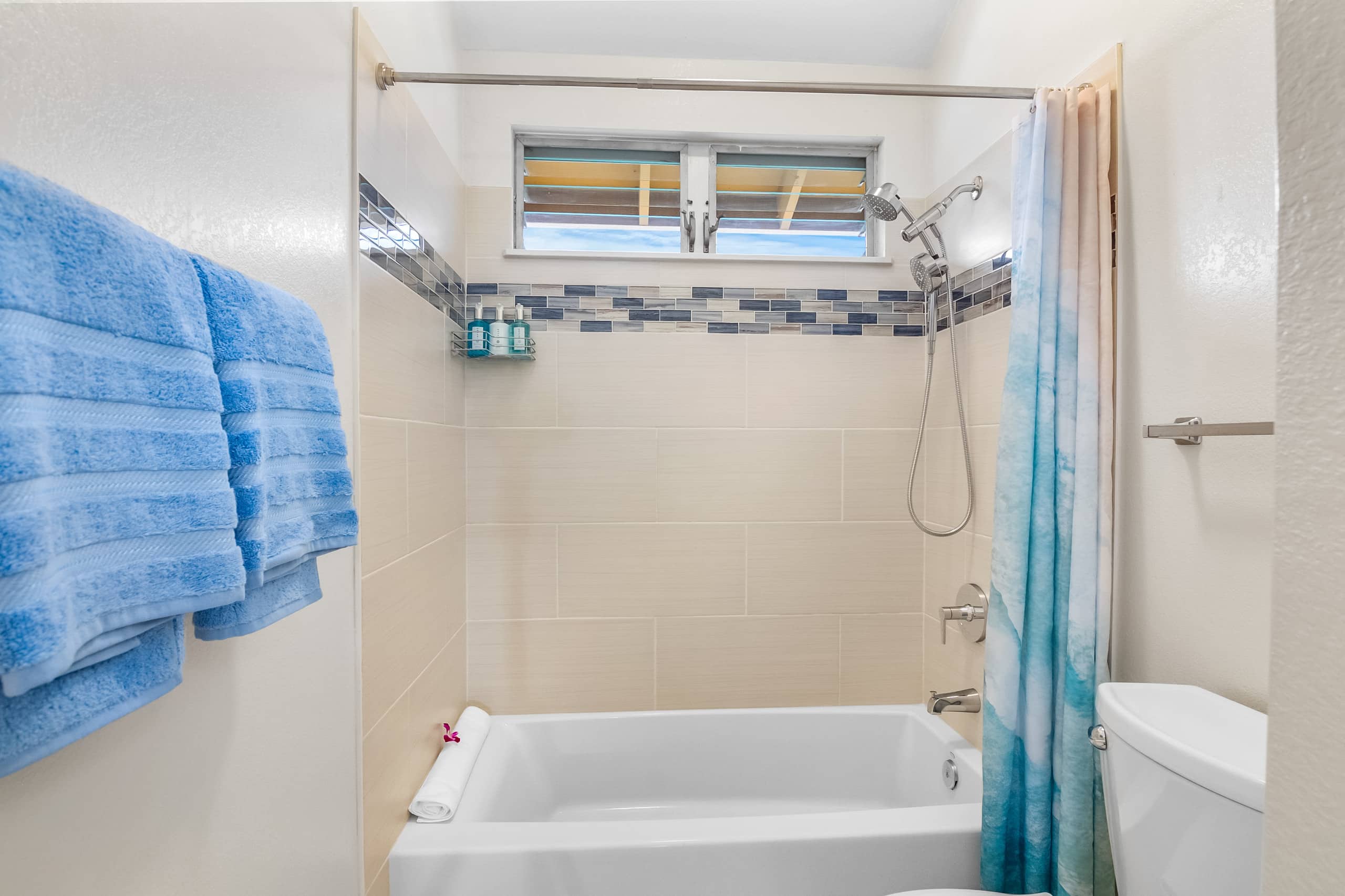 Spacious Condo with AC, Pool, Hot Tub, Near Beach - Photo 33