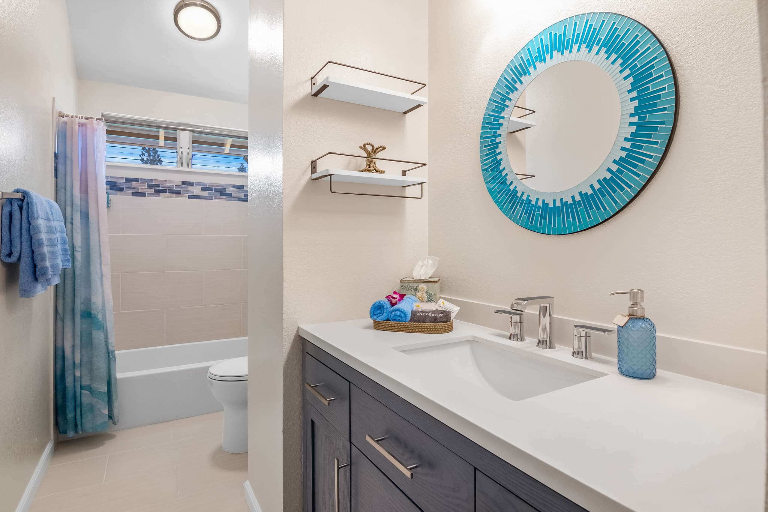 Spacious Condo with AC, Pool, Hot Tub, Near Beach - Photo 32