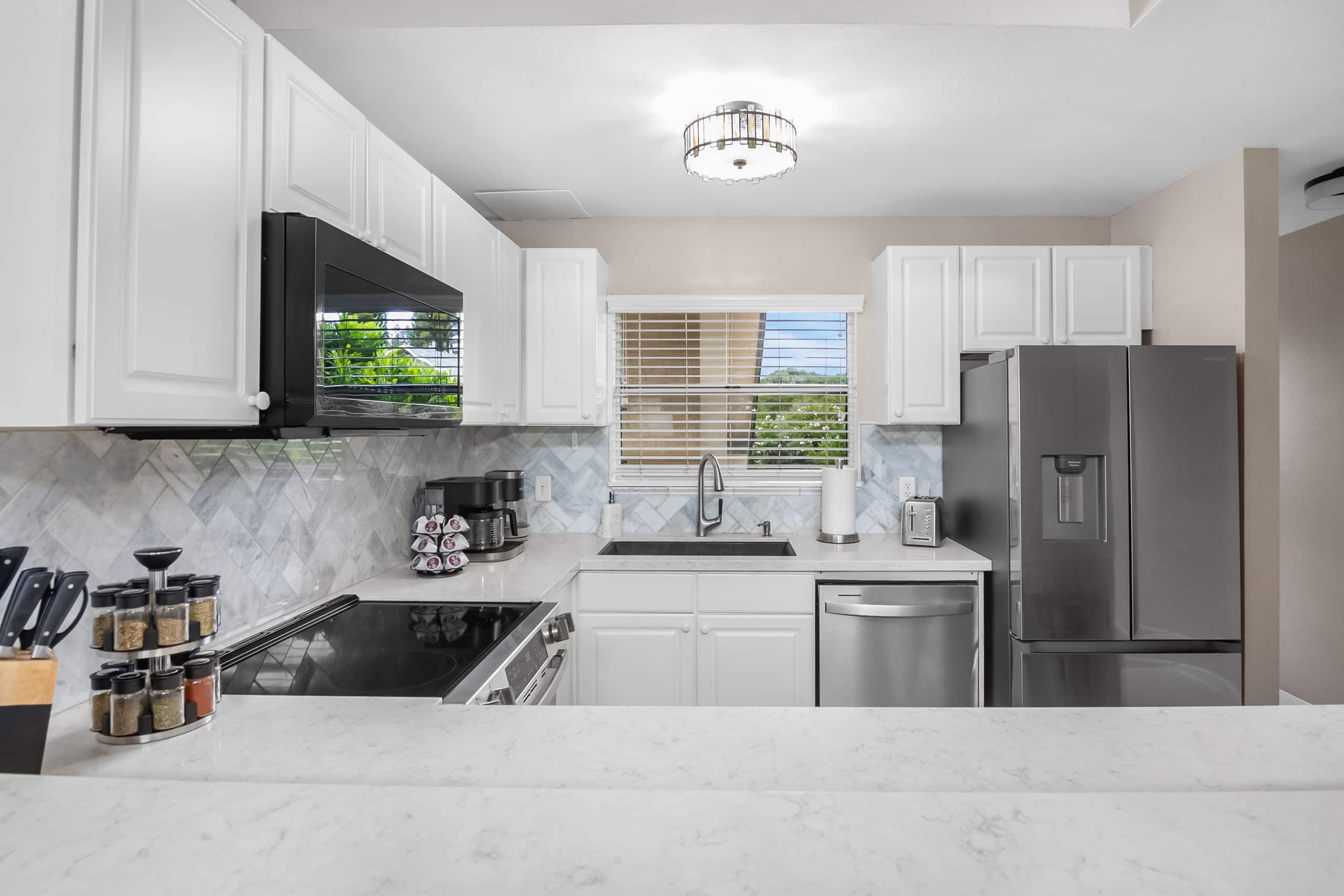 Spacious Condo with AC, Pool, Hot Tub, Near Beach - Photo 16