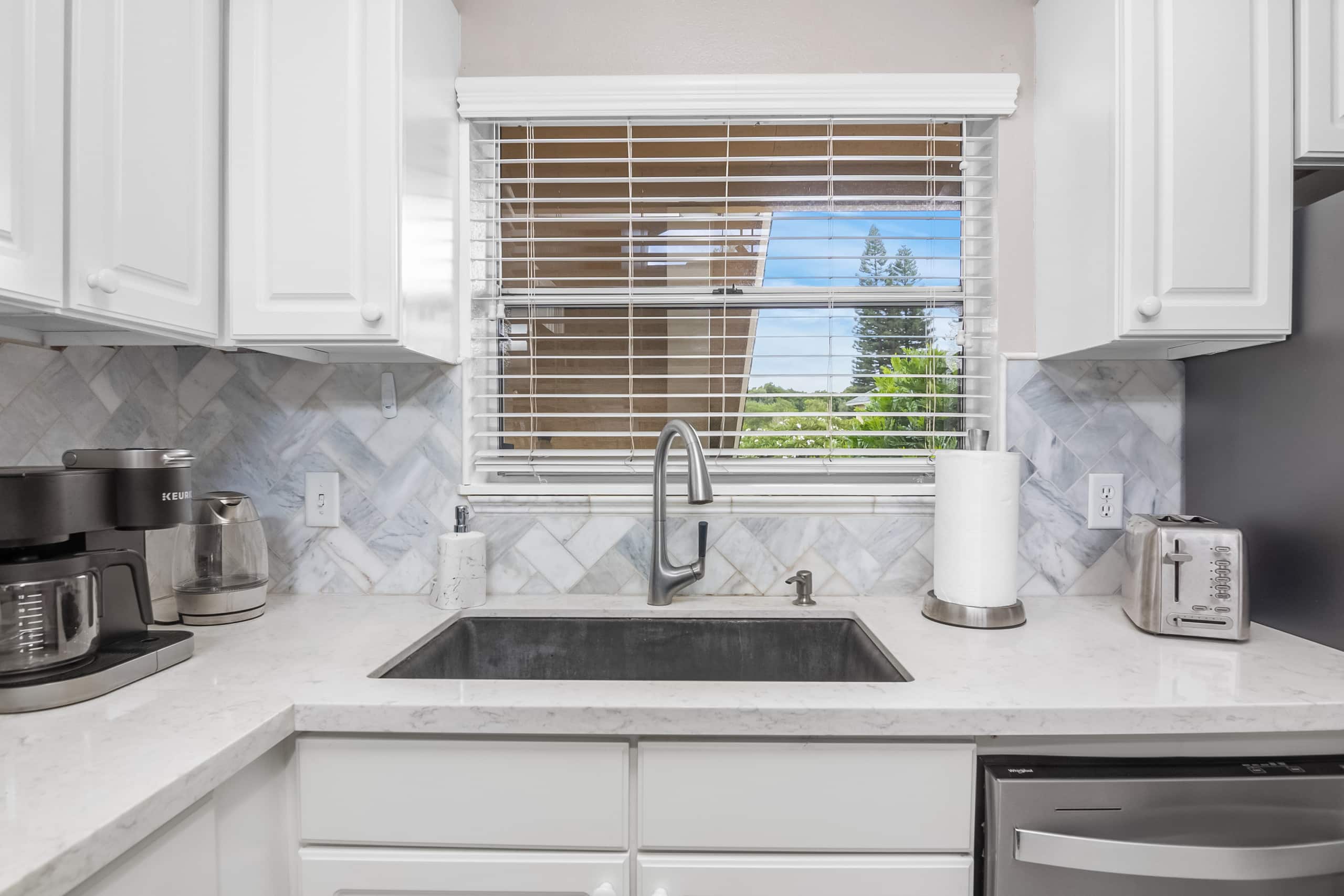 Spacious Condo with AC, Pool, Hot Tub, Near Beach - Photo 21