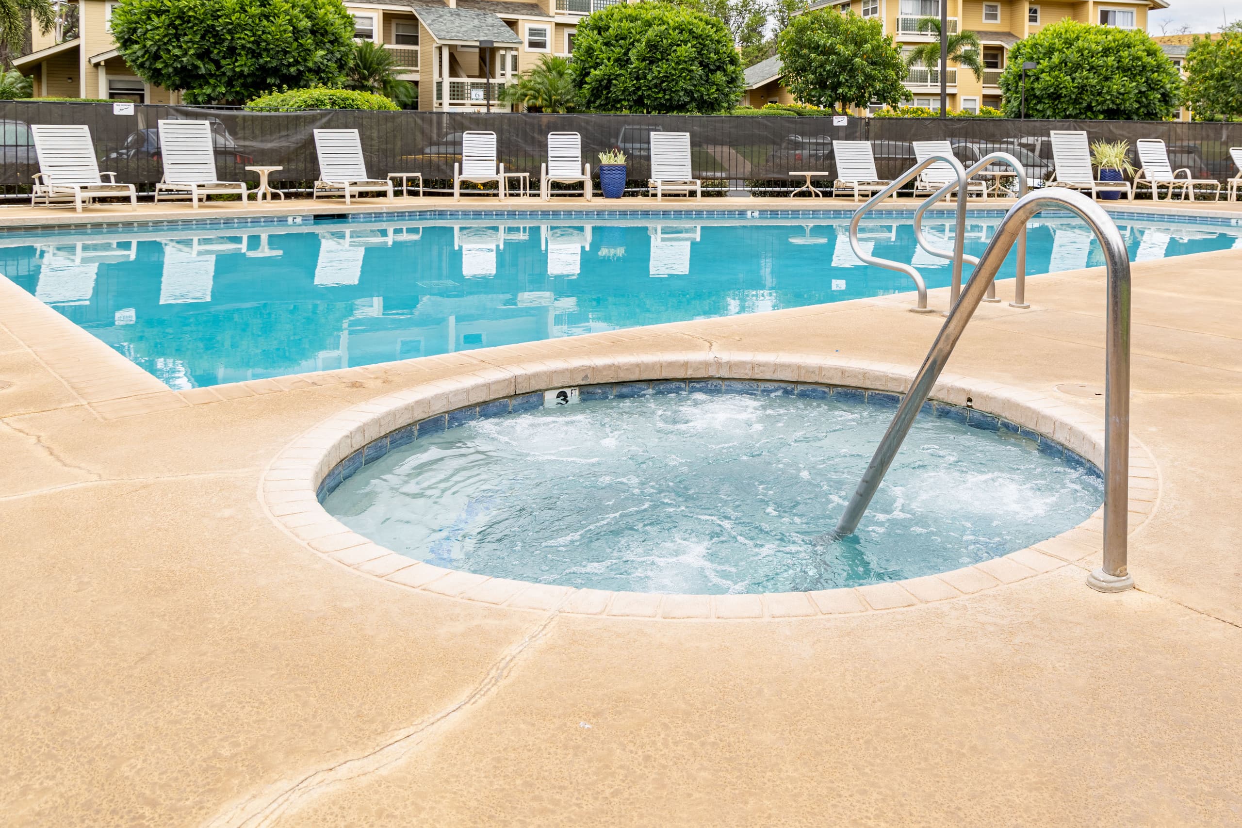 Spacious Condo with AC, Pool, Hot Tub, Near Beach - Photo 54