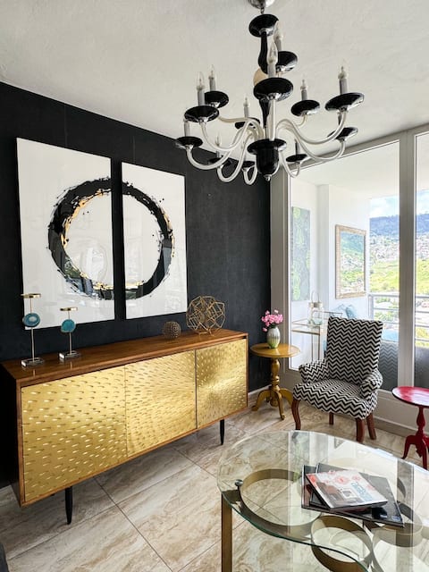 Luxury 3 BR Apt in City Center