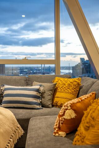 Harry-WSP JawDropView 3B2B w Parking Near SkyBus gallery image 3