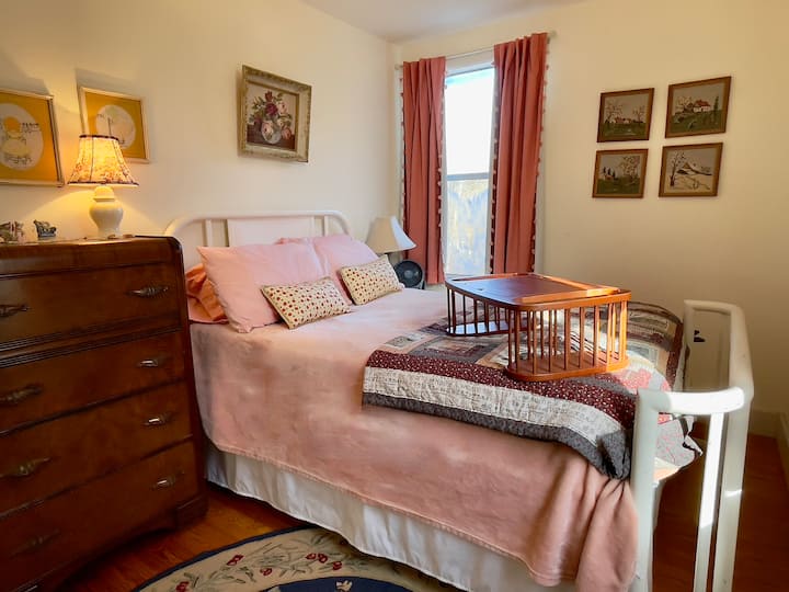 سرير قديم الطراز مع مرتبة كاملة الحجم