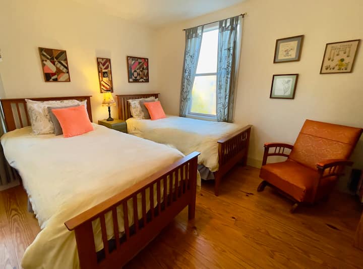 توأمان وكرسي هزاز عتيق 