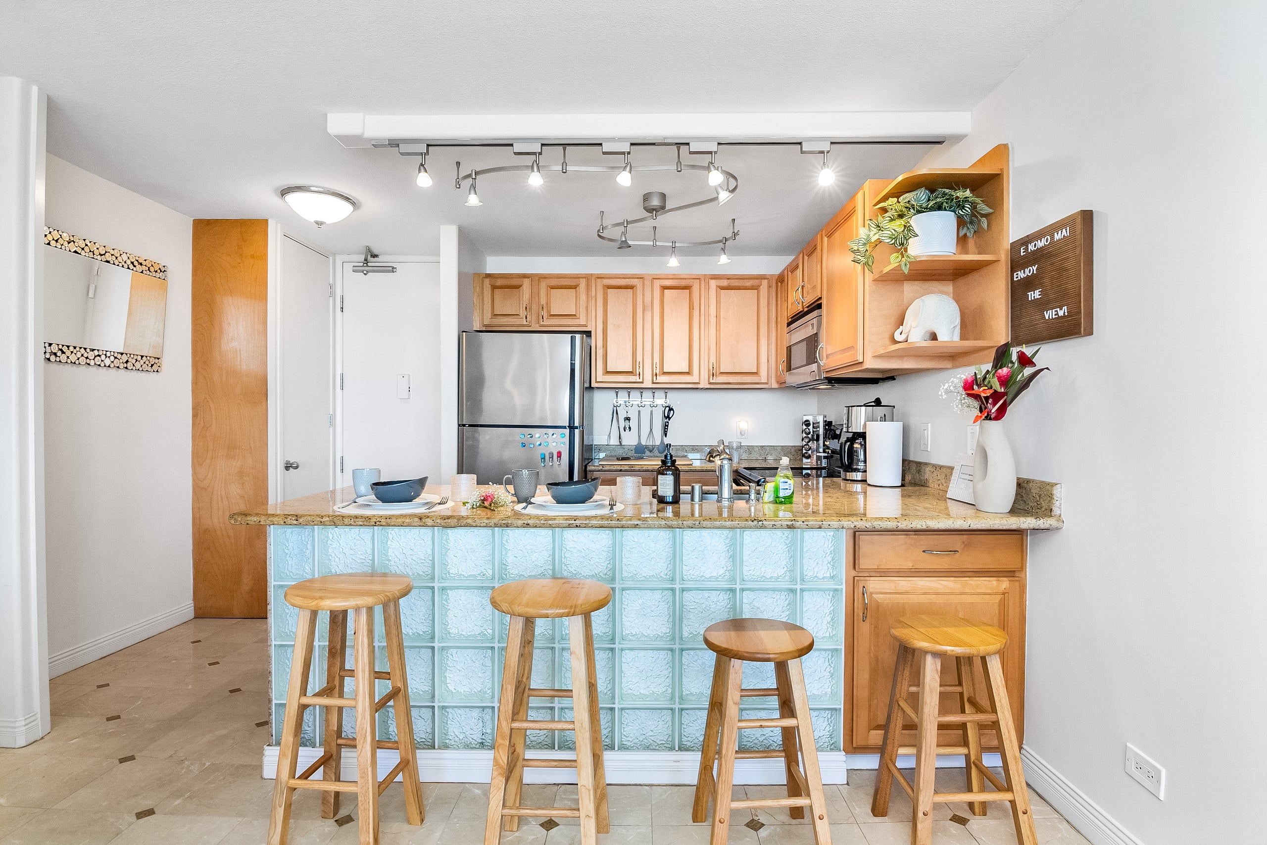 Breathtaking Condo w/ 2 pools - Image 26