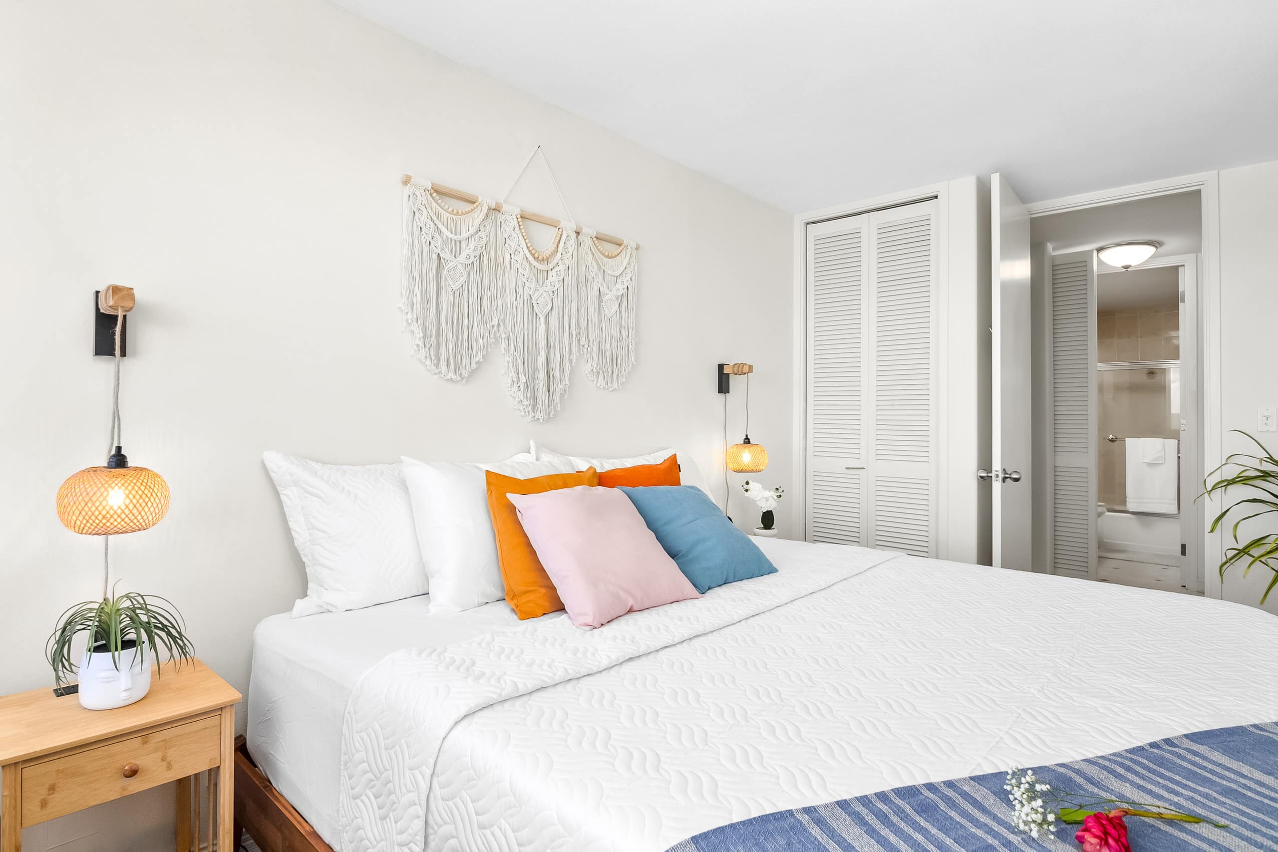 Breathtaking Condo w/ 2 pools - Image 10