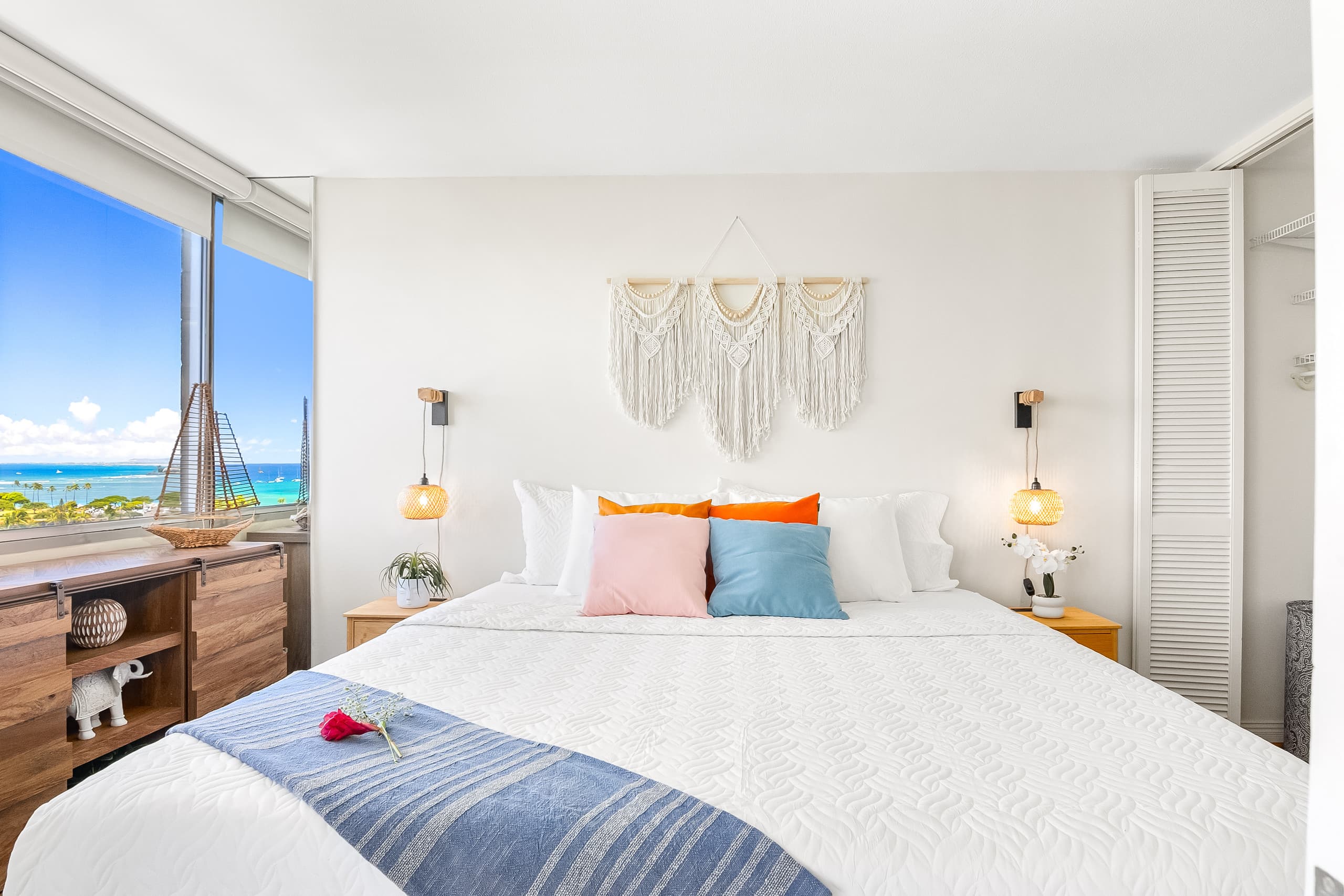 Breathtaking Condo w/ 2 pools - Image 3