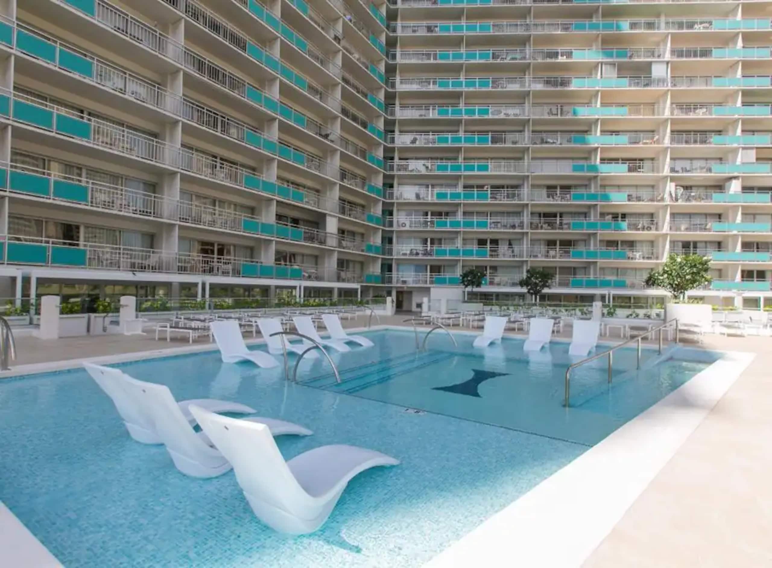 Breathtaking Condo w/ 2 pools - Image 4