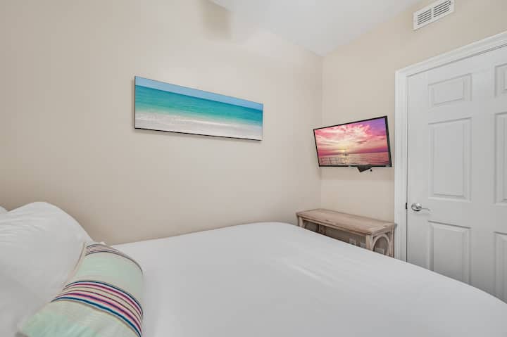 Flat screen tv in 2nd bedroom which connects to 2nd full bathroom.