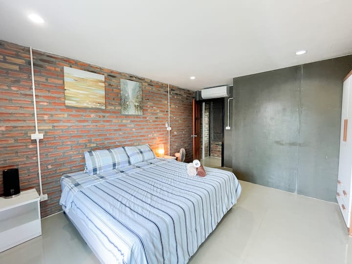 Суперголямо двойно легло с климатик в спалнята. 