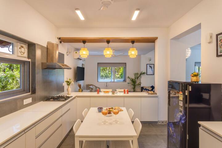 ✨Where style meets functionality: this open kitchen connects the heart of the home to every corner of comfort.✨