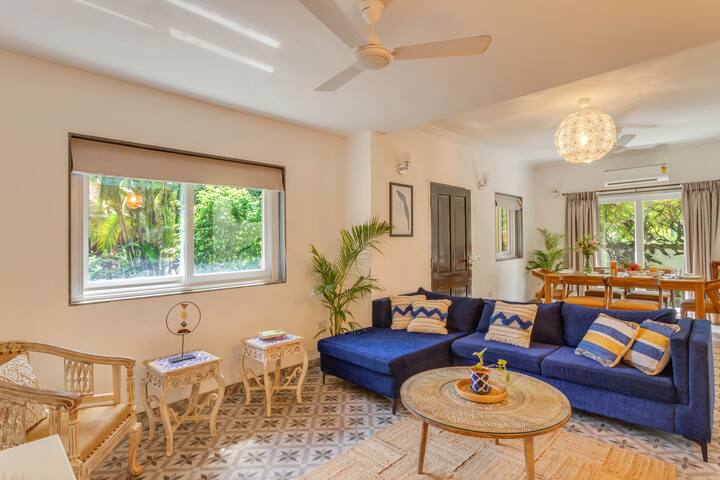 ✨Sunlight streaming in, a plush couch calling your name, and that calming view outside✨☕
Your living room goals just found their match✨