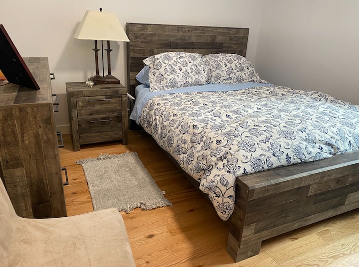 Lit queen size + Couverture en duvet + Téléviseur