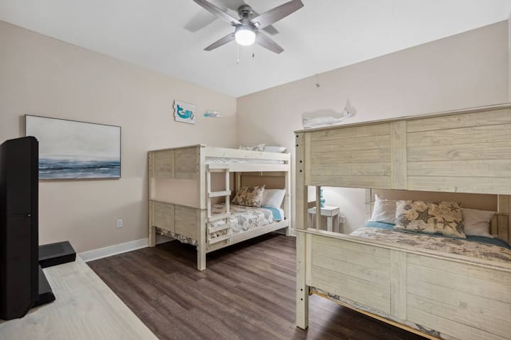 2 Plné poschodové postele poskytujú niekoľko možností usporiadania lôžok.  Spálňa 3 a spálňa 2 majú spoločnú kúpeľňu.