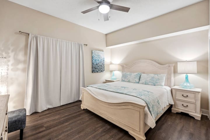 Veľká manželská posteľ.  Spálňa 2 má spoločnú kúpeľňu so spálňou 3