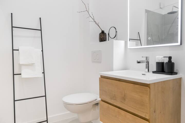 Vibrant City Center! 3BR Home w/ Private Balcony gallery image 3