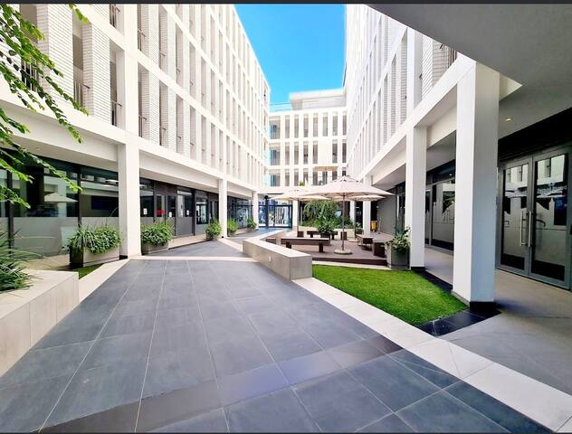 ZALS Luxury -Three Bed & bath-Axis gallery image 2