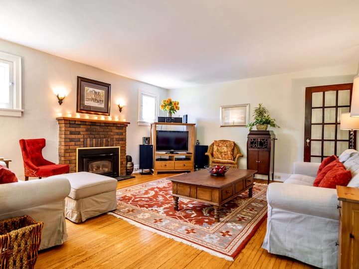 The Pines, Sleeps 10 With Pool, Notl Old Town - Niagara-on-the-Lake