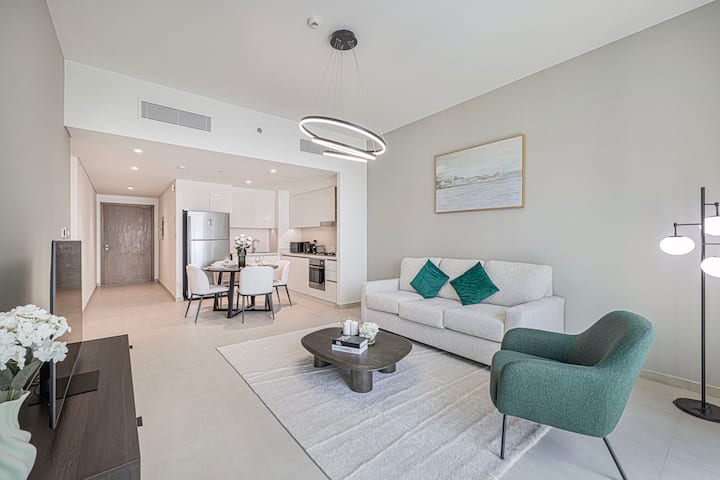 Ovaj stan ima otvorenu kuhinju i dnevni boravak, što stvara prostrano i privlačno okruženje za cijelu obitelj