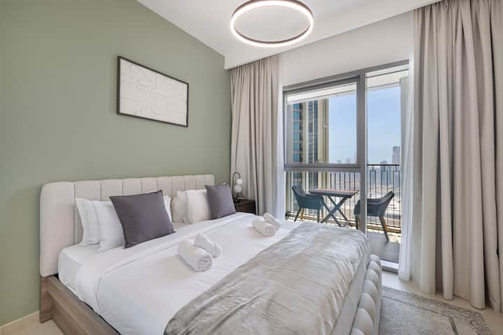 Doživite moderni luksuz dok se budite uz zadivljujući pogled na Burj Khalifu ispred prozora spavaće sobe