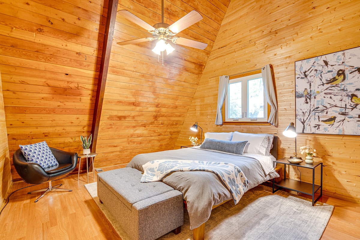 2nd floor: Queen Bedroom with high A-Frame ceilings & large drawer. Ceiling fan & a door that leads to a side private deck to take in the neighborhood & surrounding side & back yard. Portable fan available.