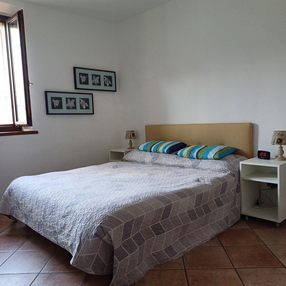 חדר שינה פונקציונלי ונעים: מיטה כפולה עם מזרן איכותי ושמיכת פוך חמה למנוחה מרעננת. ארון גדול שיארגן את החפצים שלכם