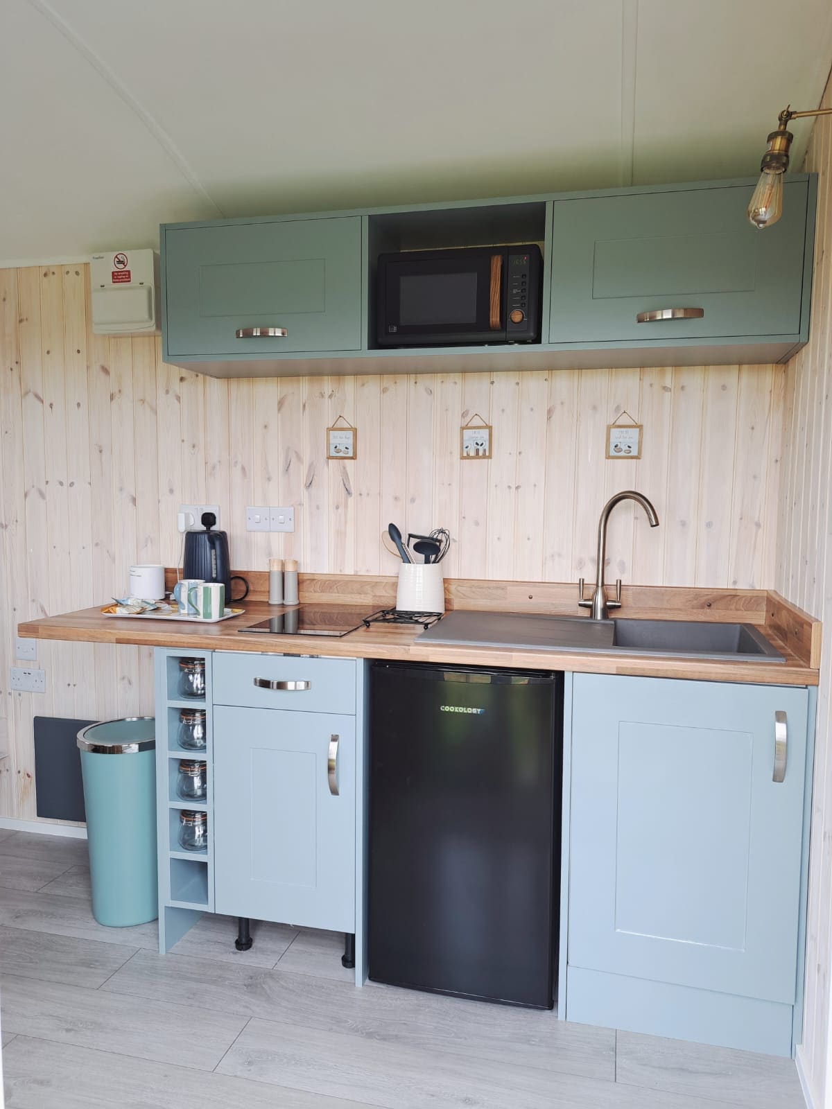 Top Airbnb: 'Blackberry' Shepherd's Hut & hot tub by the coast in Perranzabuloe