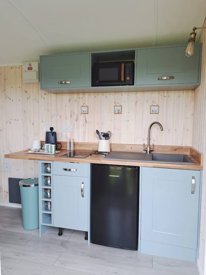 'Blackberry' Shepherd's Hut & Hot Tub By The Coast - Holywell Bay