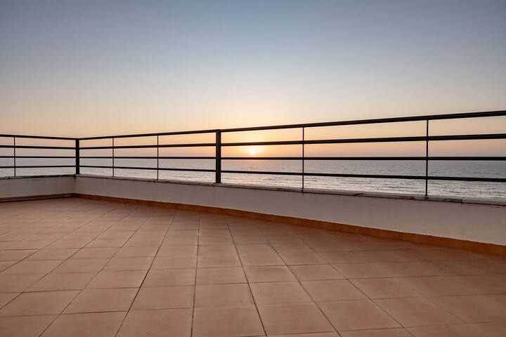 Beachfront home with spectacular views, Santa Cruz gallery image 4