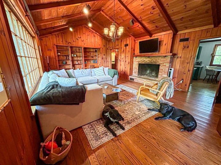 Lake Lure Cabin, Mountain Views & Dog Friendly - Lake Lure, NC