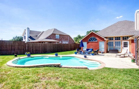 Bright & Modern w/pool big bkyrd