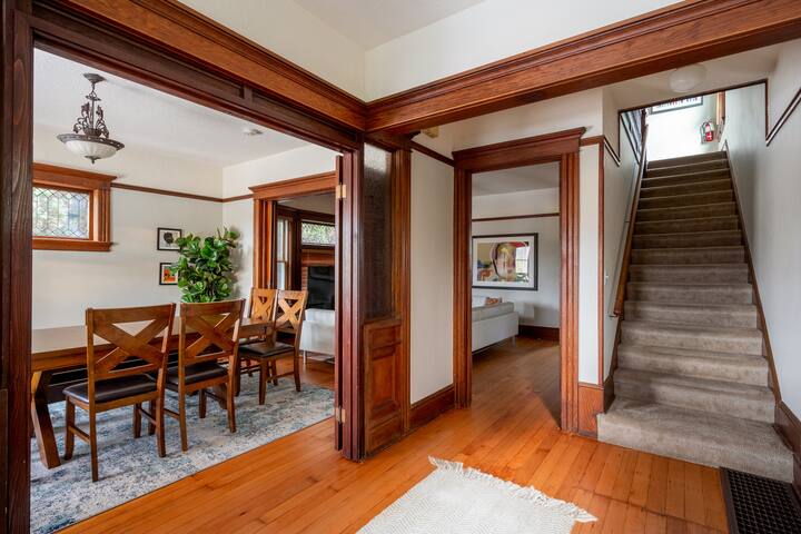 Historic 4BR • Sleeps 10 • Prime Location gallery image 2
