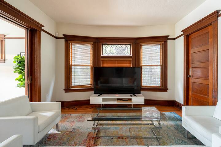 Historic 4BR • Sleeps 10 • Prime Location gallery image 3