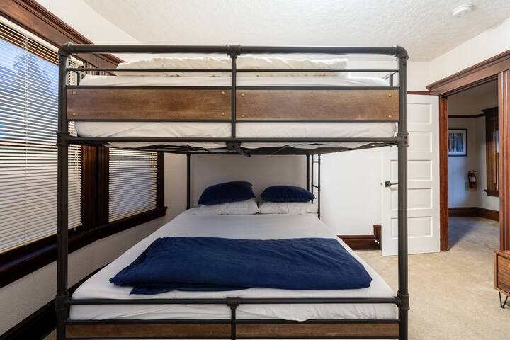 Historic 4BR • Sleeps 10 • Prime Location gallery image 4