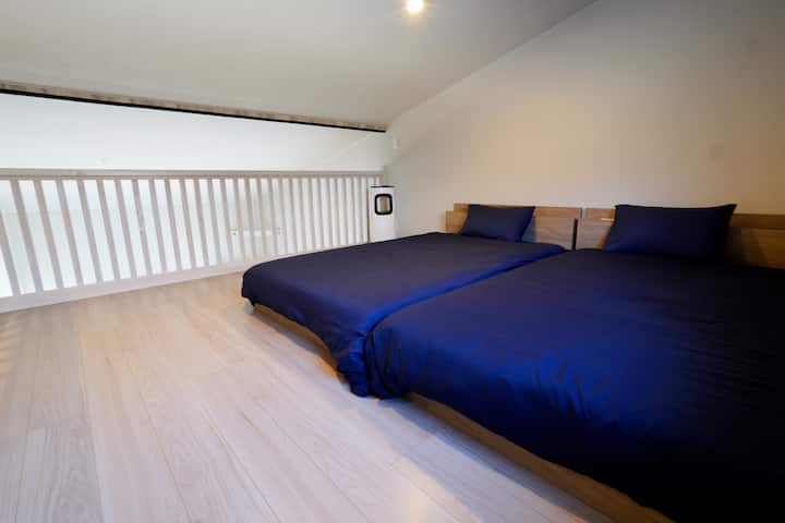 Bedroom on the west side of the white entrance door (2nd floor)

2 cots　
There will be 2 sets of futons.
Futons are provided on the 2nd floor, but if it is narrow
You can move the futon on the 1st floor with the table and chairs in the living room below.