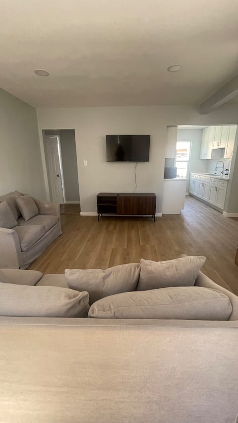 Quiet Convenient Renovated Home-Entire Home